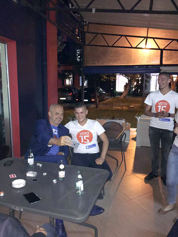 FOTO/ Edi Rama me të rinjtë e PD