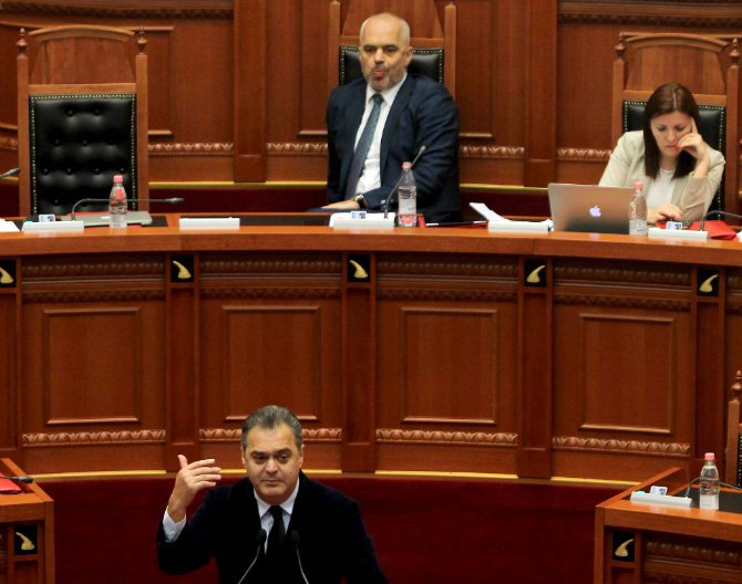 Blushi: Rama do mbahet mend si kryeministër që edhe bletët po i arratisen nga droga