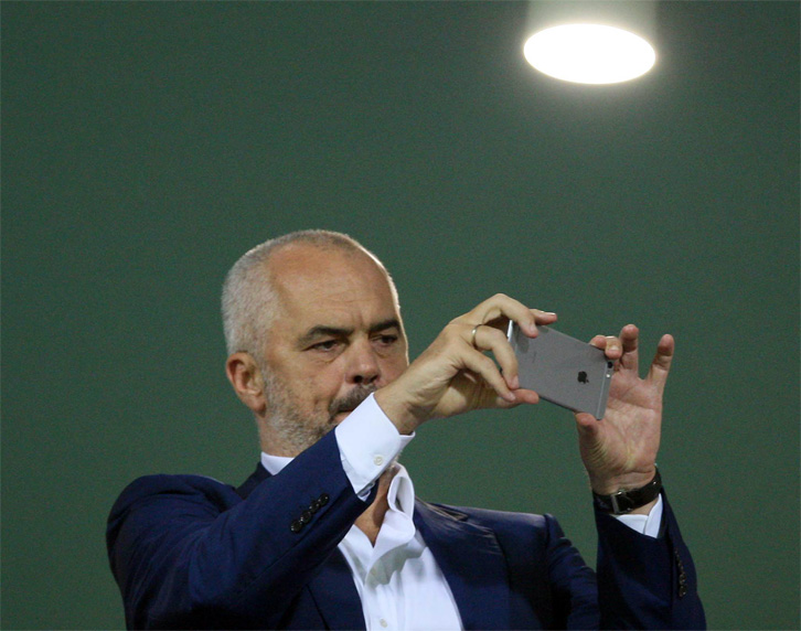 FOTO LAJM/ Surprizojnë tifozët italianë, falënderim “të veçantë” ironik për kryeministrin shqiptar