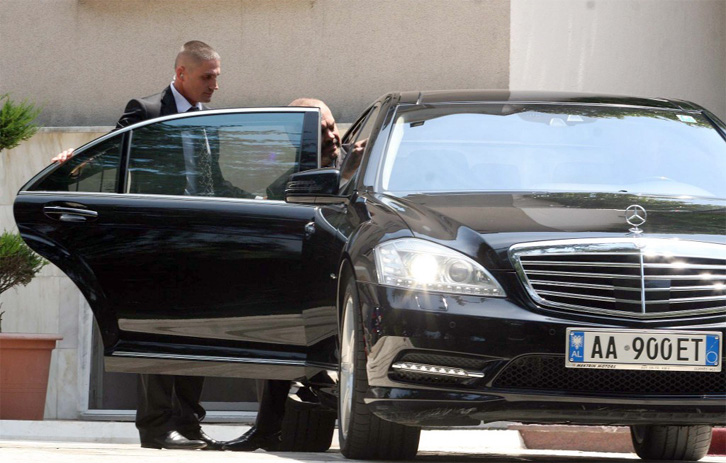 DENONCIMI/ Qeveria ka porositur edhe tre “Benz”-a të blinduar, secili nga 700 mijë euro