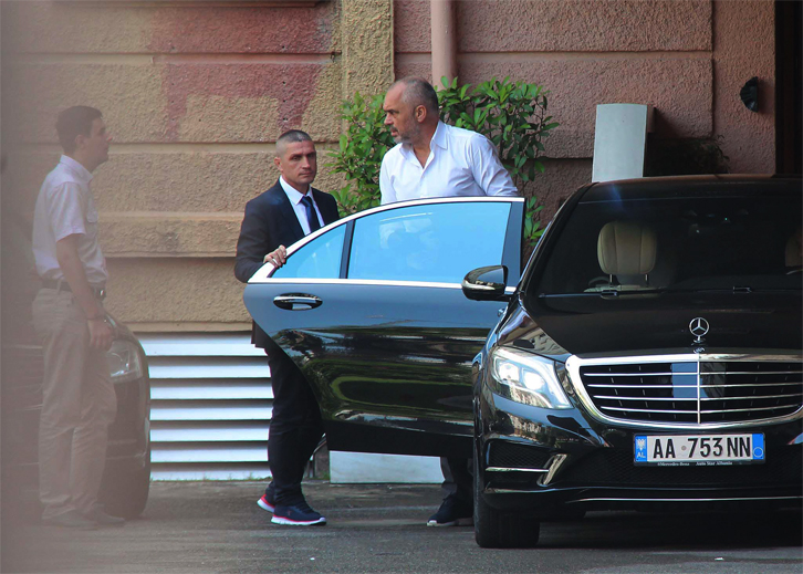 Rama përfundon vizitën 1-orëshe te zyra e Metës