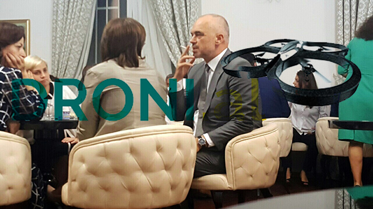 FOTO LAJM/ Edi Rama “qan hallin” me gratë e PS-së…, duke shkelur ligjin antiduhan