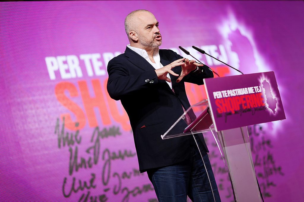 “Statuti alibi, qëllimi rrëzimi i qeverisë. Qentë le të lehin”