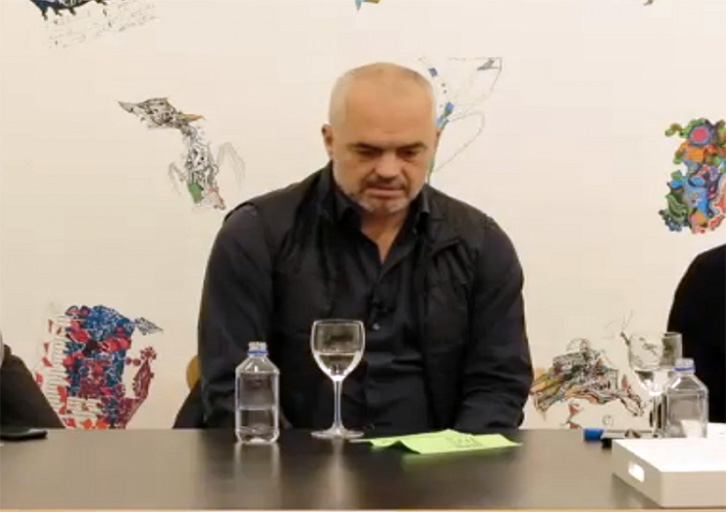 VIDEO/ Edi Ramën e bëjnë për “ujë të ftohtë”, në ekspozitën e pikturave në New York