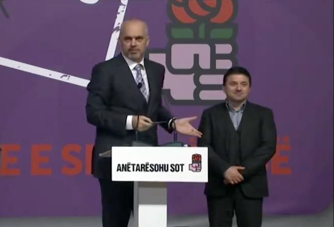 VIDEO RETRO/ Kur Edi Rama lëshonte batuta për kriminelin Elvis Rroshi…, dhe anëtarët e rinj e të vjetër të PS-së “shkriheshin” së qeshuri