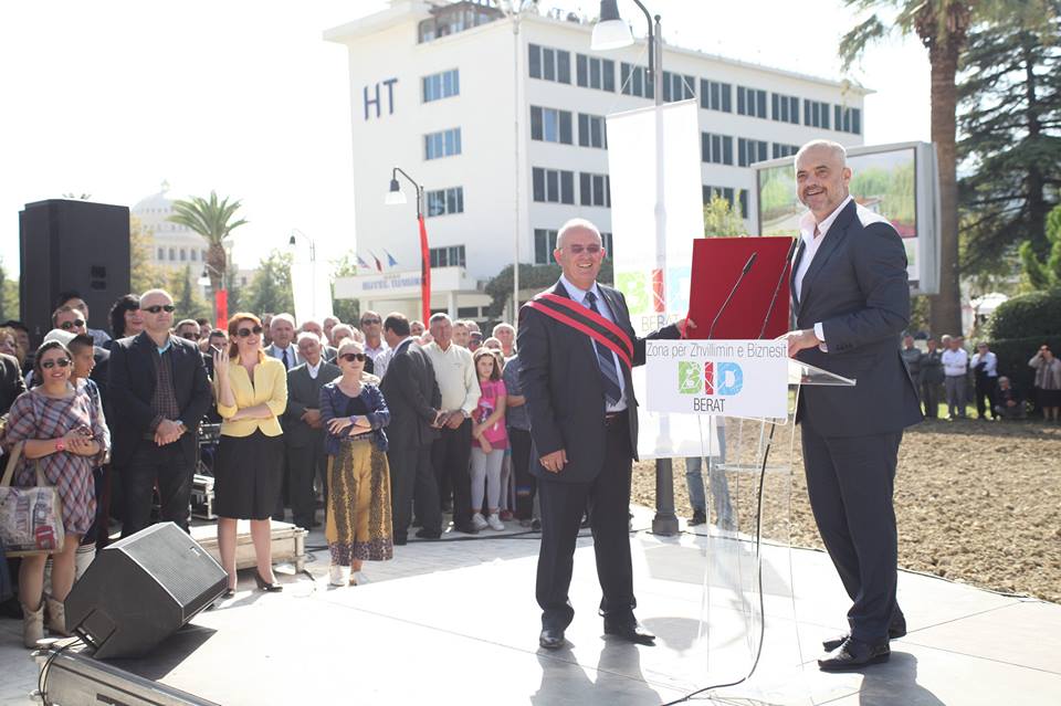 FOTO/ Futi Beratin në listën “e përmbytjeve” Fadil Nasufi emërohet prefekt, në Gjirokastër rokadë Flamur Bime me Zamira Ramin