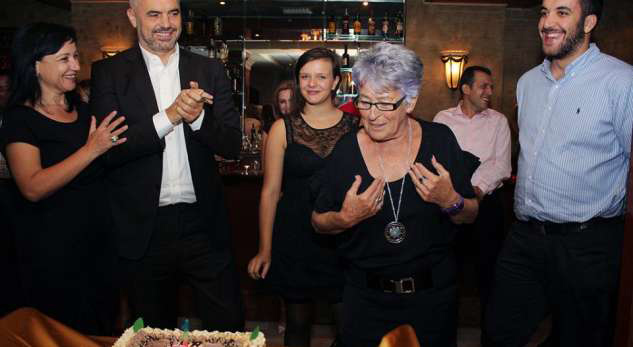 MESAZHET/ Çfarë po ndodh me fëmijët e çiftit kryeministror… Bëjnë dedikime publike vetëm për nënën e tyre