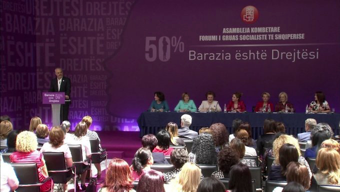 Edi Rama kakaris, gratë socialiste ulin kokën