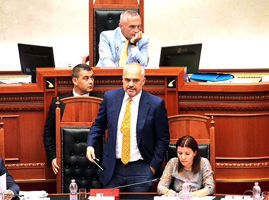 Edi Rama sulmohet me vezë “e ha” Ermonela Felaj, përfundojnë punimet e sotme të Kuvendit