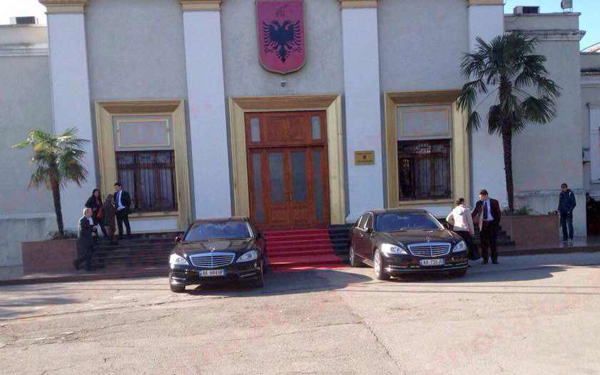 Ilir Meta, një xhiro me makinë nga Pallati i Kongreseve