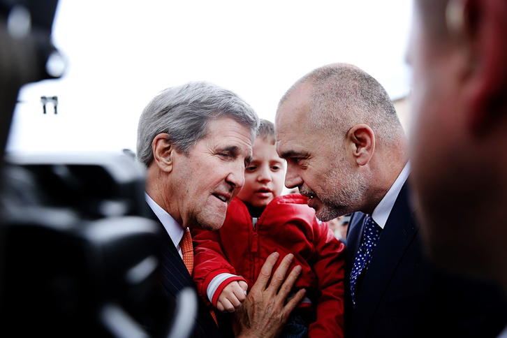 Kerry “shkel” axhendën, takohet me qytetarët e Tiranës