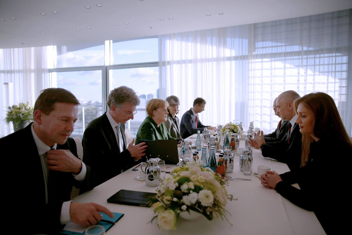 TAKIMI ME MERKEL/ Klajda Gjosha “bën lojëra fjalësh”…, por Edi Ramën nuk e konfirmon