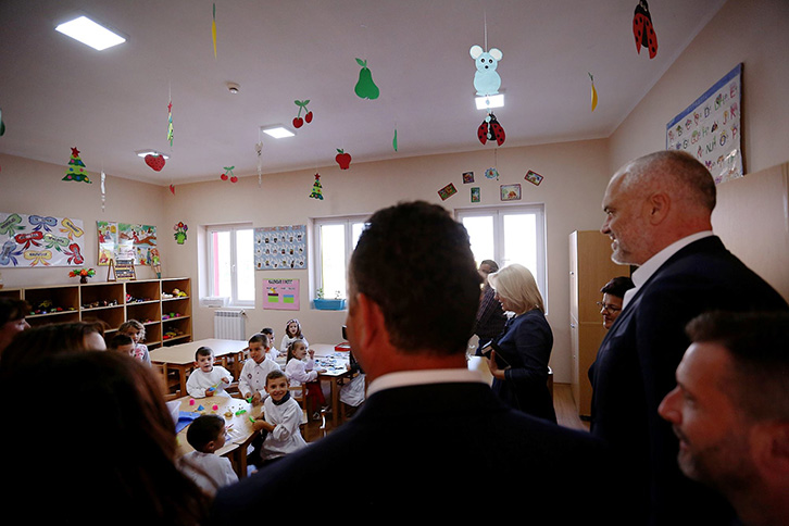 Edi Rama harron akuzat – i rikthehet pedofilisë politike