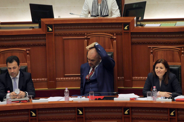 IRONIA/ Në Rinas grabiten miliona, Edi Rama krihet…!