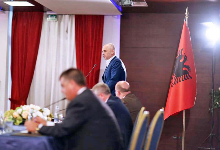 Edi Rama habit, replikon edhe me ministrat e LSI-së nga “Facebook”