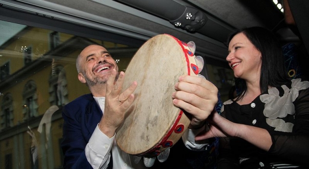 Berisha: Edi maska vendosi gruan në krye të bankës për të pastruar paratë