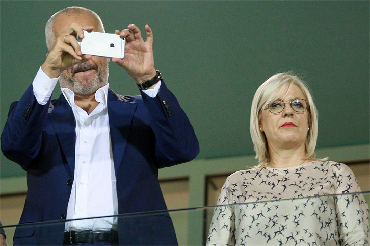 Blushi ministres Nikolla: Injorante, dërgove bodiguardin për të marrë 3 mijë euro korrupsioni