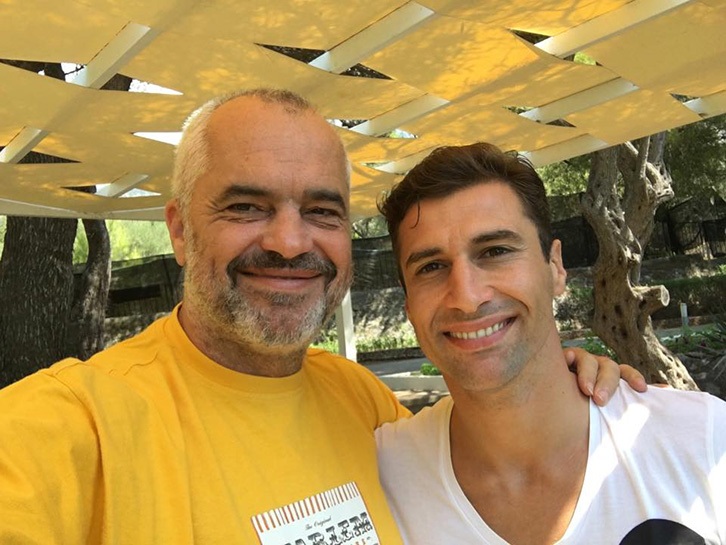 FOTO LAJM/ Tjetër hall ka Rama për selfien me Canajn, tjetër merak ka qytetari me pyetjet e tij