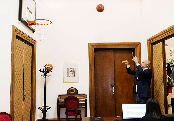 Edi Rama në hall të madh, mbledh në Kryeministri të besuarit e tij