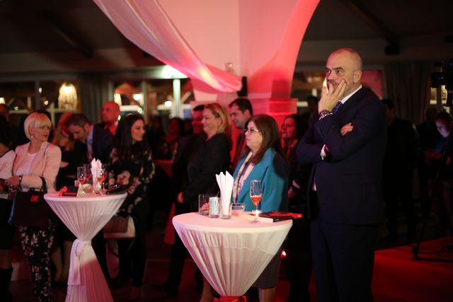 Edi Rama një darkë për gratë, në këmbim të votave