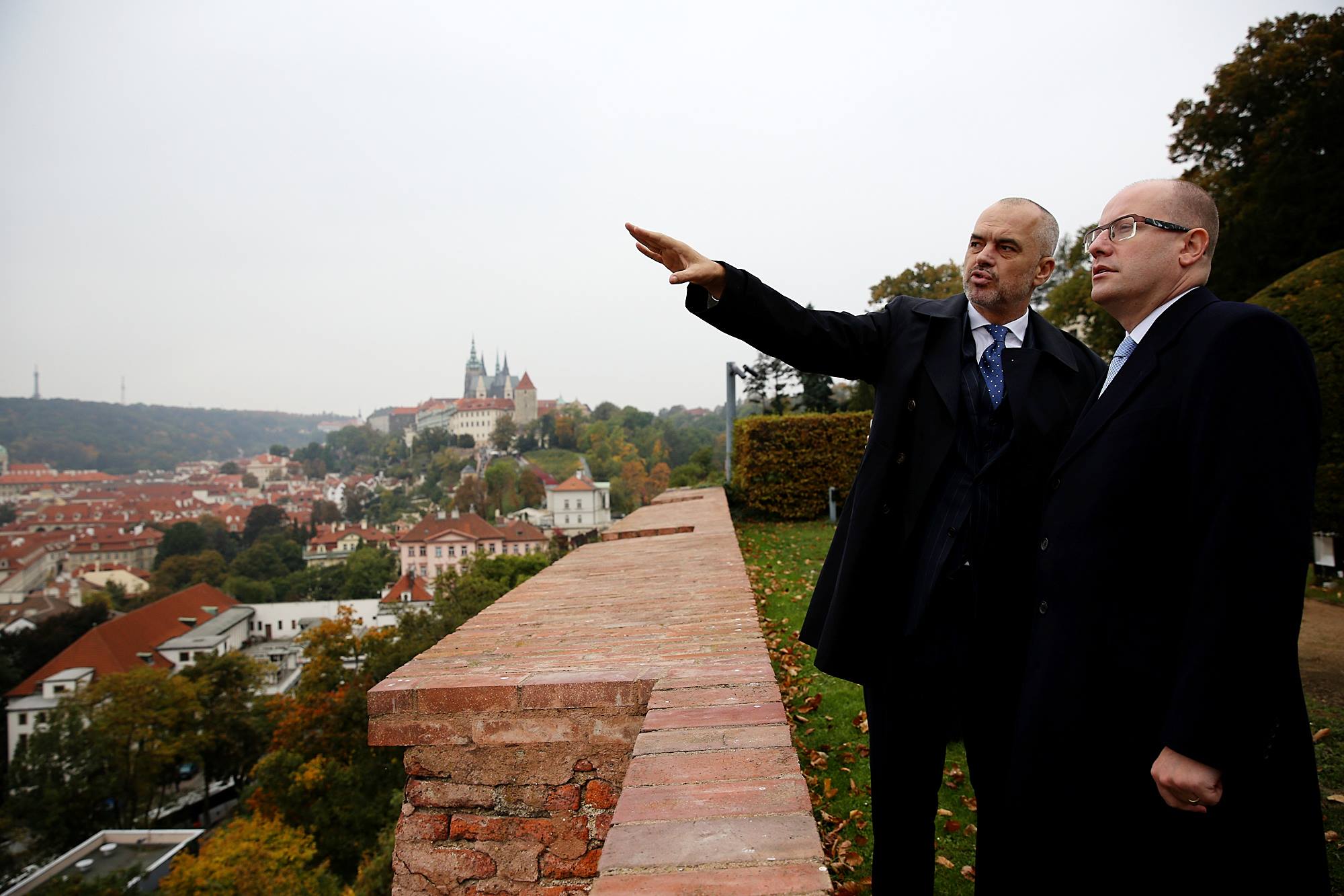 FOTO/Edi Rama i tregon Pragën kryeministrit çek!