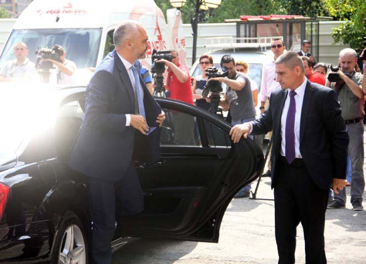 Studentët “sulmojnë” me vezë kryeministrin Rama