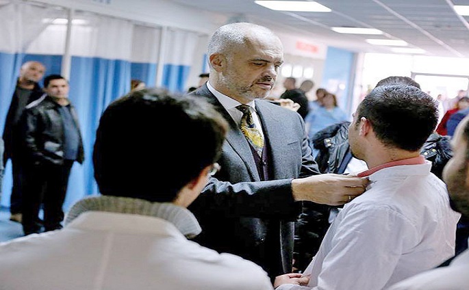 Rama mbron garën për në Universitet, Boçi i tregon studentët në rrugë