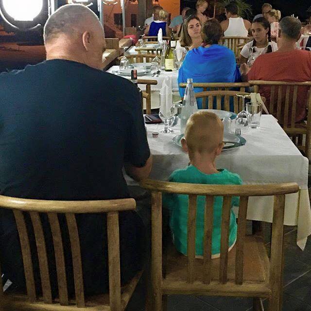 FOTO LAJM/ Edi Rama “darkon” me djalin e vogël, komentuesit ironizojnë me gjendjen ekonomike dhe “këshillojnë” Zahon