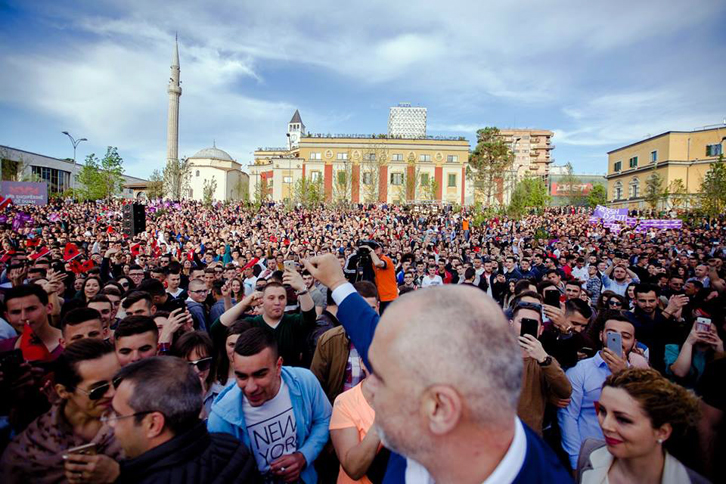 KEVIN JASINI/ Të dashur bashkëmoshatarë, në vend të pankartave dje, duhet të kishit vezë në duar