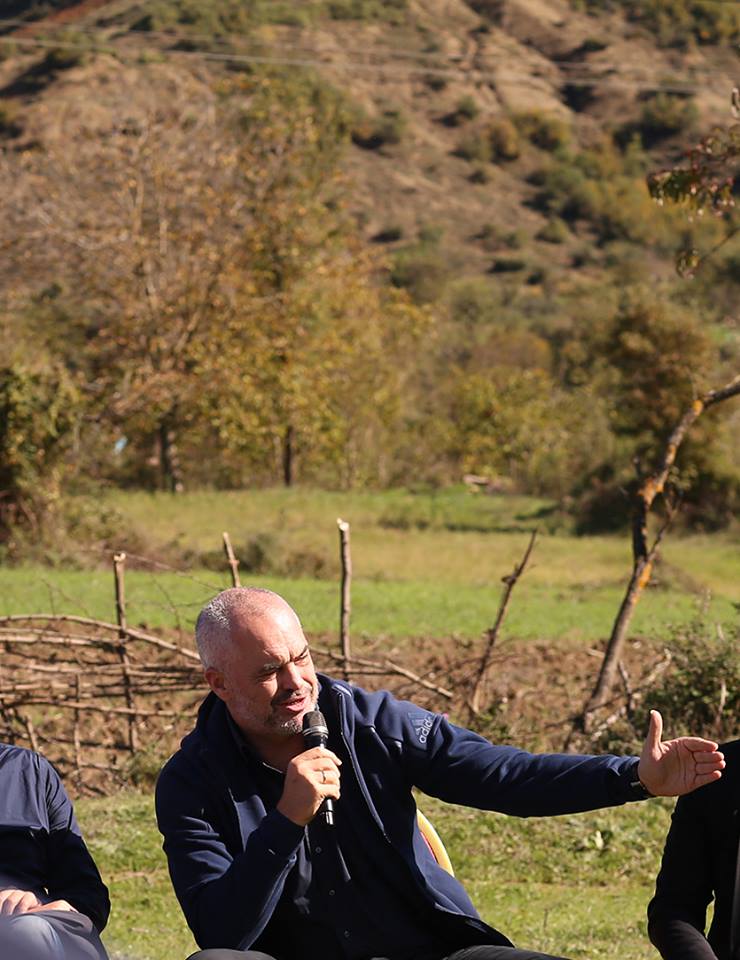 Rama sherr live me një vajzë në Peqin: Kaloje mikrofonin tani …