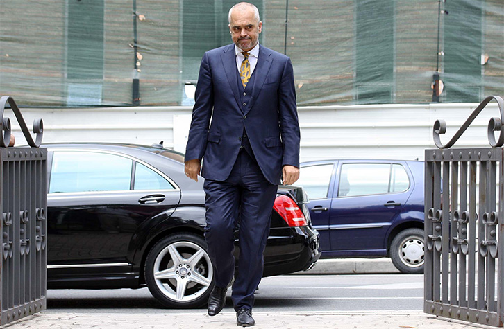 VIDEO/ Rama kalon pranë çadrës së opozitës, protestuesit në kor: Rama ik, hajdut, kriminel!