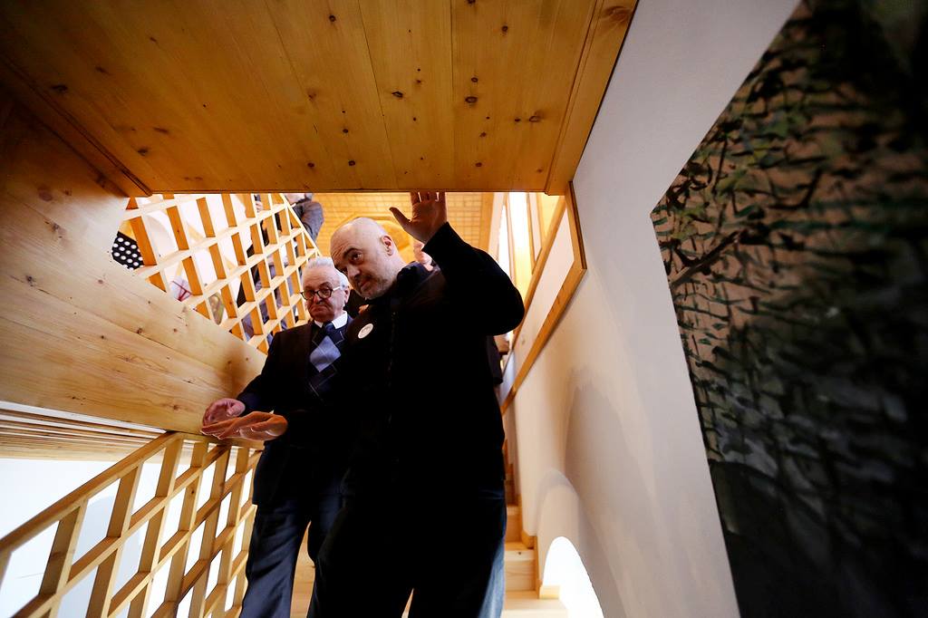 Takimi Rama-Meta, Rama mbetet në ashensor