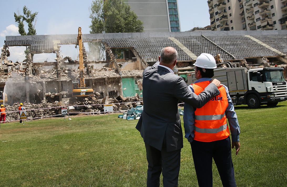 ABSURDE/ Stadiumi i ri me 25 mijë vende kur vetëm në Lion kishte 40 mijë tifozë