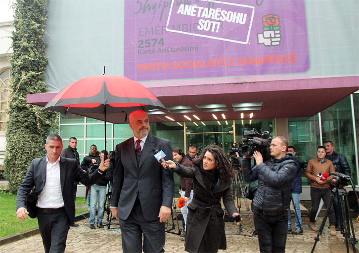 Edi Rama “ju arratiset” gazetarëve, “nuk duron” kur e pyesin për Elvis Rroshin