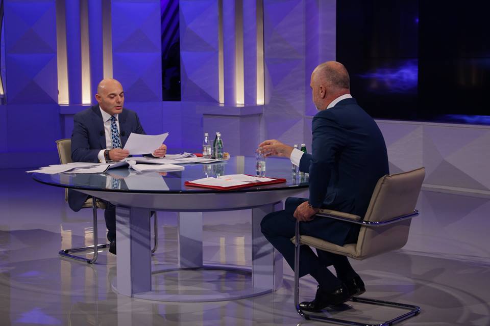 Nga se ka frikë kryeministri i cili sërish doli në “debat” pa panel gazetarësh…?!