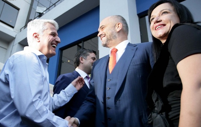 HUMOR/ Kënga e kënduar dje në darkën e rilindjes…