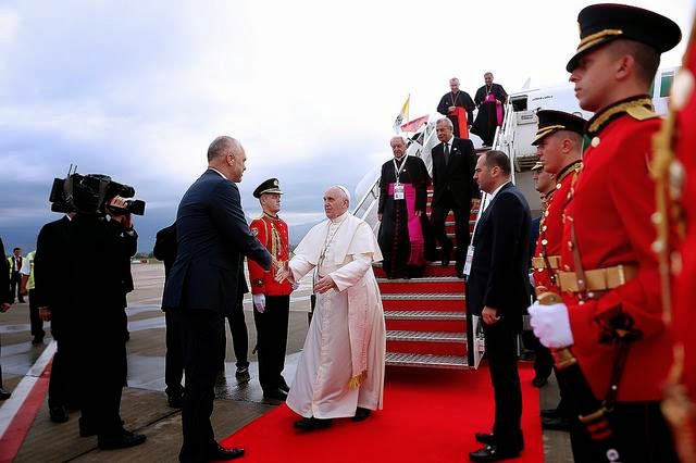 FOTO SHËNIM/ Kur Edi Rama bënte “shefin e protokollit” në pritjen e Papa Franceskut