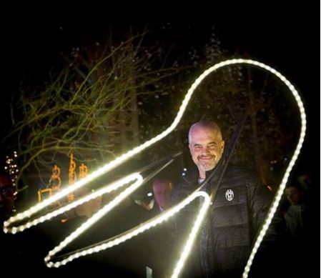 Rama paska bërë namin në Facebook rrugës nga Vlora deri në Tiranë