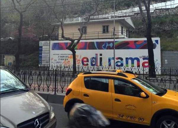 FOTO LAJM/ Në Stamboll “nostalgji” për Edi Ramën artist, harrojnë ti heqin posterat nëpër rrugë