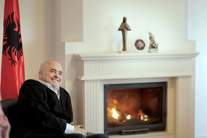 I tmerruar nga Eskobari, Rama dezerton dhe strehohet përkohësisht në Prishtinë