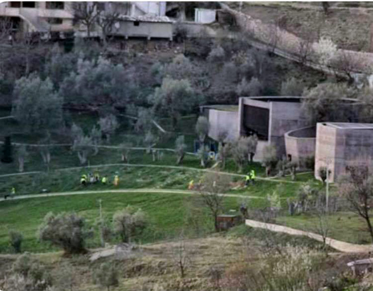 FOTO SKANDAL/ Mbi 15 punëtorë në punë sot për gjelbërimin e sarajeve të Edi Ramës