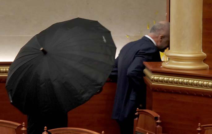 DENONCIMI/ Akti i fundit tinzar i kryeministrit në ikje