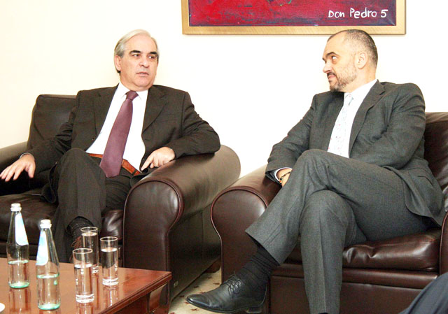 Skënder Gjinushi sulmon ministrat e LSI-së, të largohen Naço dhe Haxhinasto