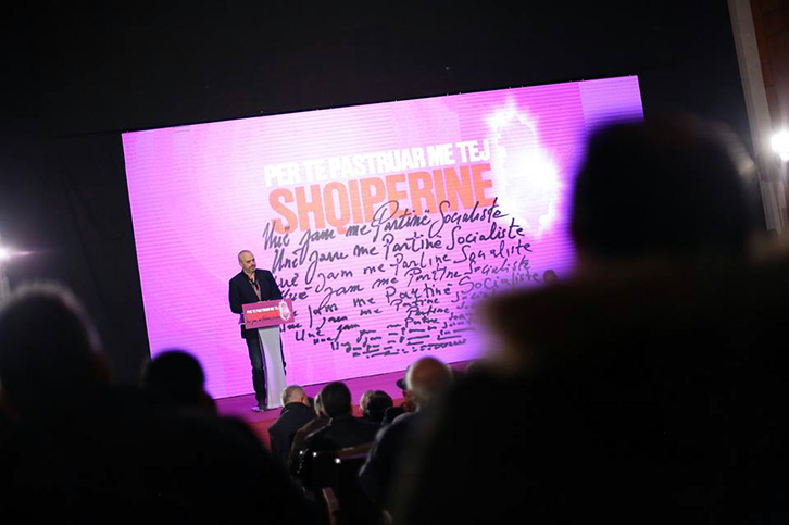 Rama në Shkodër “për të pastruar Shqipërinë”, tenton “pastrimin” e sallës ndaj reagimit të një qytetari: Mbyll gojën ose dil jashtë!