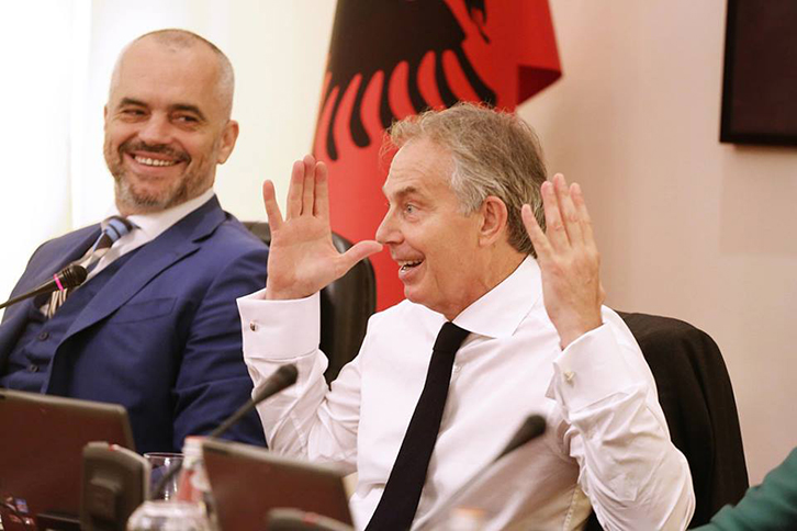 Tony Blair zbret me helikopter në Himarë, Edi Rama “bëhet me krahë”