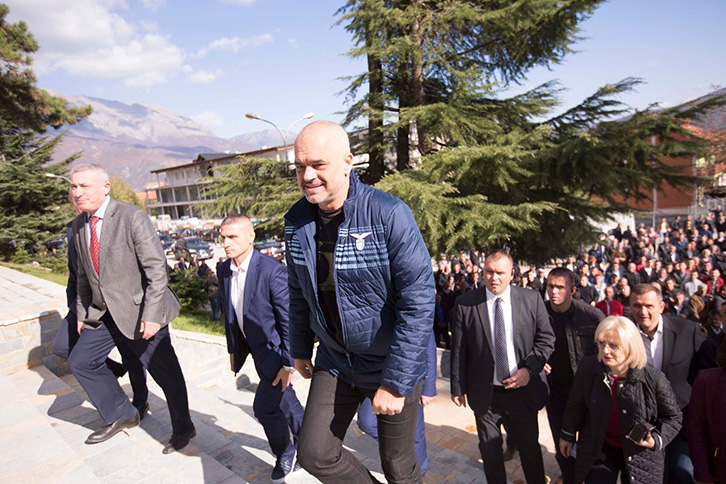 Mësuesit e Tropojës “dënohen” të dëgjojnë fjalimin e stërzgjatur të Edi Ramës