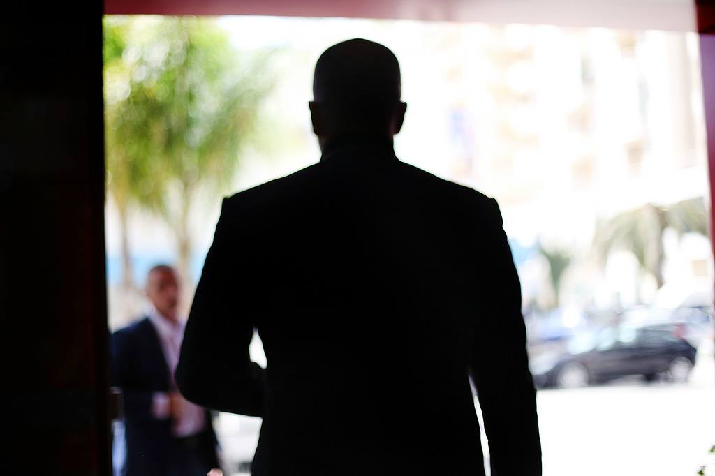 EDITORIAL/ Shtet i fshehur në shkurre!