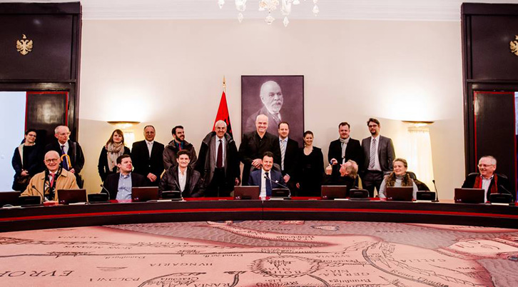 HUMOR/ Artistët vienezë: Shqiptarët nuk e meritojnë një gjeni si Edi Rama