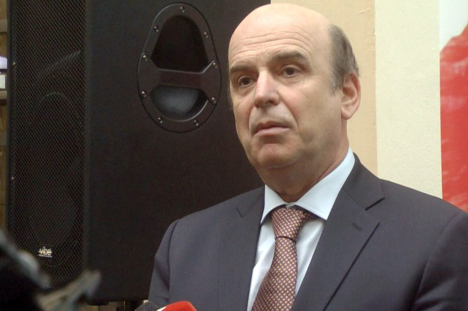 Ministri Panariti nga Lushnja i shpall luftë miut të arave