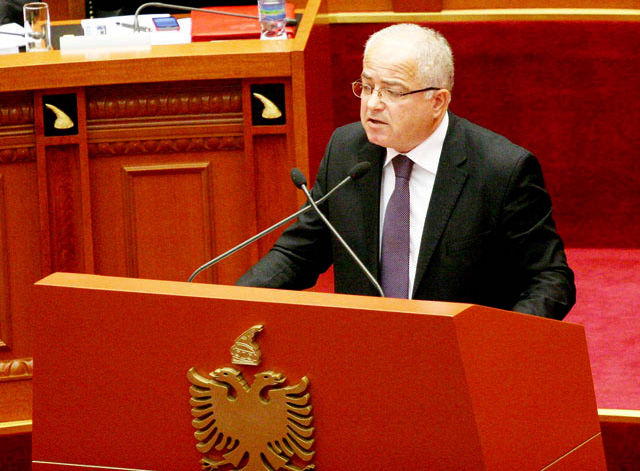 Seancë parodish në Kuvend, Rama dhe Spaho i këndojnë njeri – tjetrit